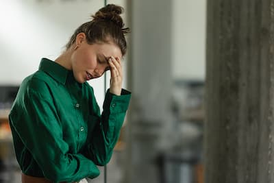 Young women suffering from prolonged grief. Therapy with Kate Smiley can help.