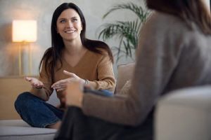 Woman having a conversation with her therapist. Kate Smiley’s personal experience and professional expertise provide a supportive environment for recovery.